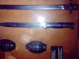 Музей в Афинах. Штык-нож от MAUSER 98k, сверху штык от английской винтовки Ли-Энфилд и гранаты Милса (использовалась в обеих Мировых войнах).